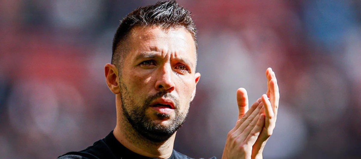 Huấn luyện viên trưởng của Ajax, Francesco Farioli đã từ chức sau khi câu lạc bộ mất đi lợi thế giành chức vô địch Eredivisie.