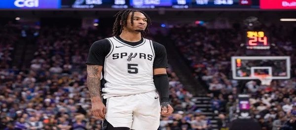 Hậu vệ Castle của Spurs đã được nhất trí bầu vào Đội hình tiêu biểu Tân binh của năm. Tòa tháp đôi của Pháp cùng đạt đến đỉnh