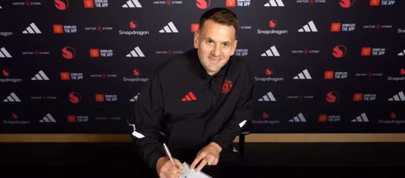 Official: Manchester United have extended the contract of 40-year-old goalkeeper Tom Heaton until June 2027.