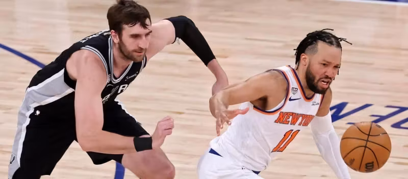 Mike Brown emphasized that mutual trust was a key factor in the Knicks' comeback victory against the Spurs.